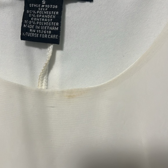 White tank top with necklace - Picture 4 of 4